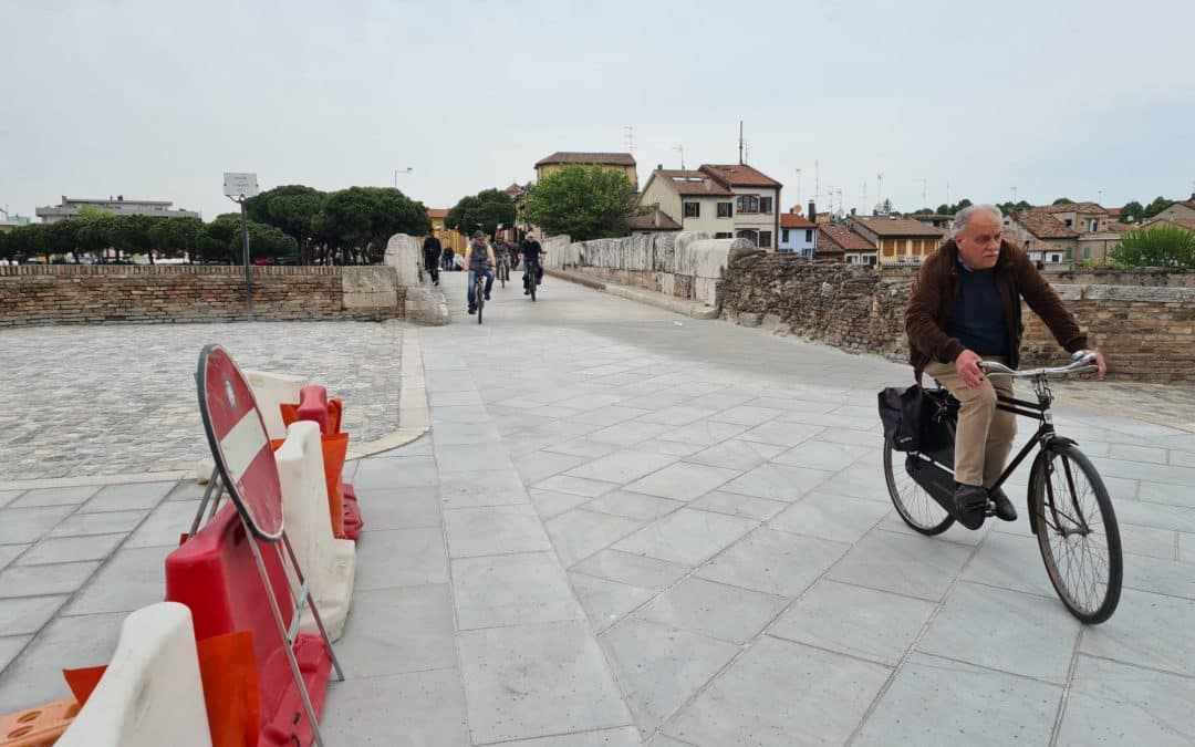 Ponte di Tiberio: riaperto il transito e posata la pavimentazione lapidea